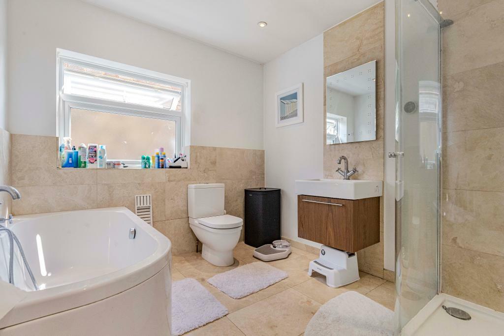SPACIOUS BATHROOM
