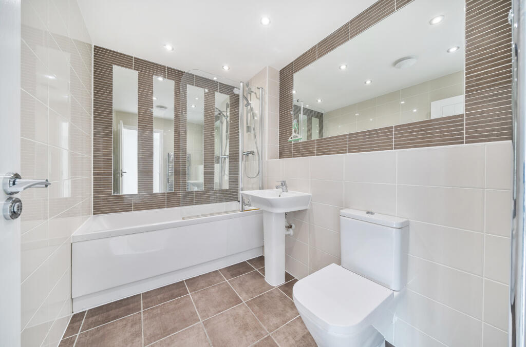 13015121268388704526e5