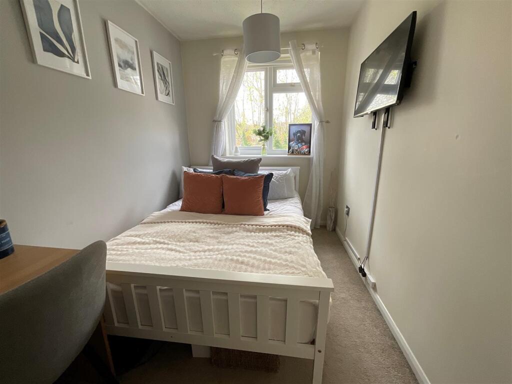 bedroom2.jpg