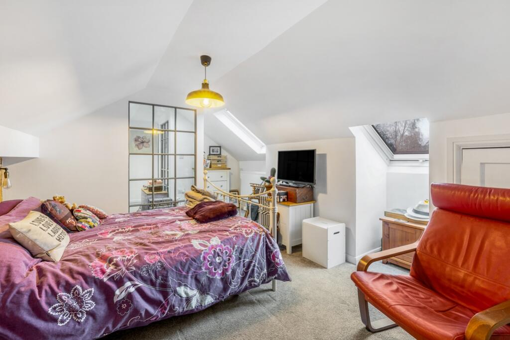 Flat 6 9 Cross O'Cliff Hill-17
