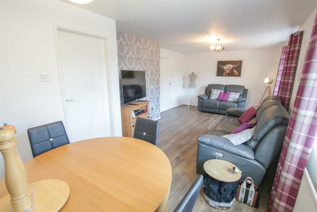 LOUNGE / DINING ROOM
