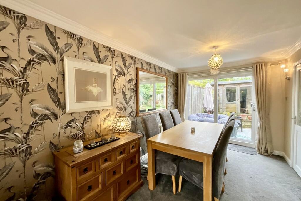 lounge/dining room