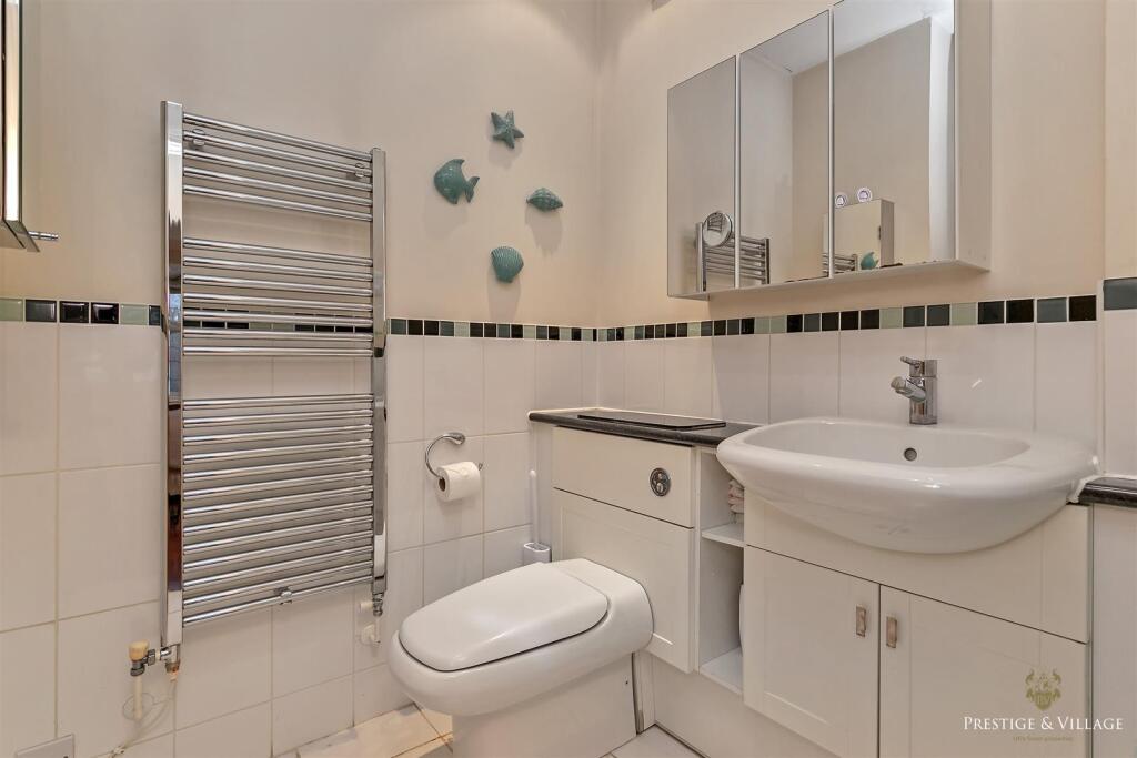 18_Ensuite_principle bedroom.JPG