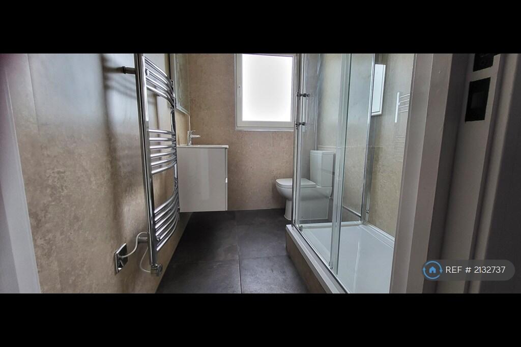 Flat 6b - Shower Room