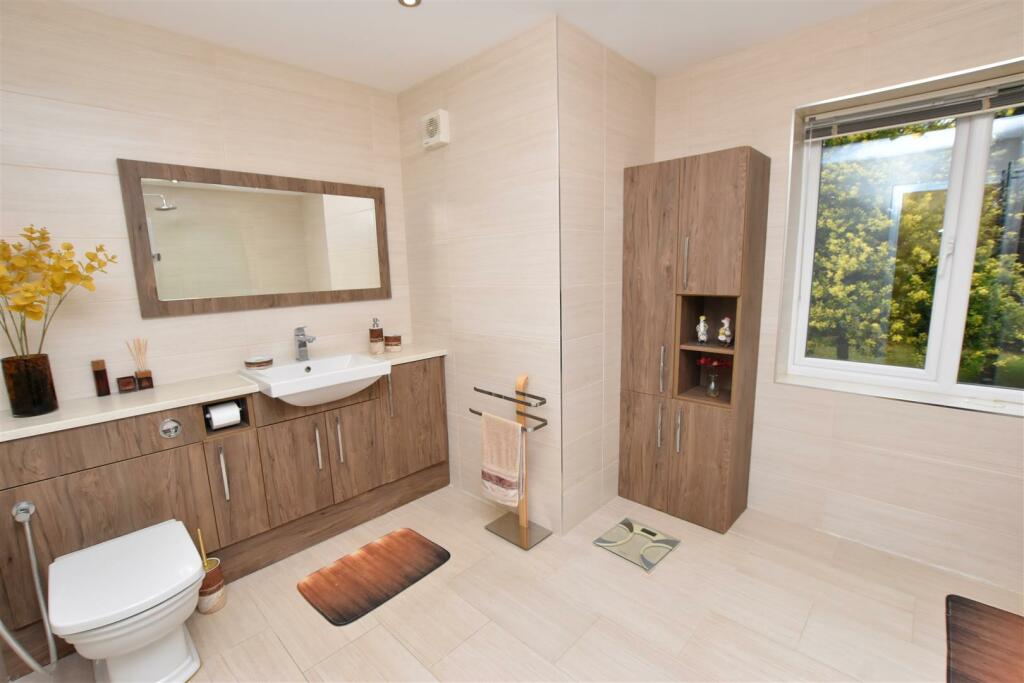 FAMILY BATHROOM/WC