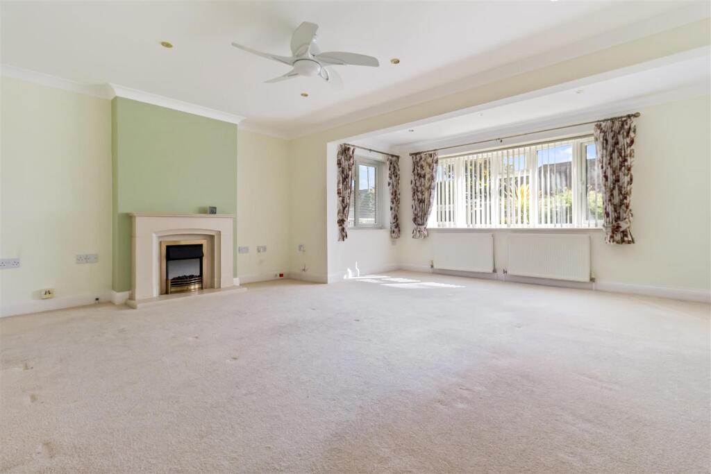 5a Tamarisk Way_005.JPG