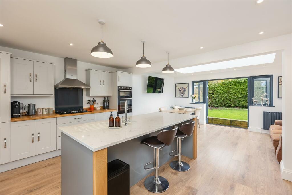 Farmanby Close 61 Kitchen-3.jpg