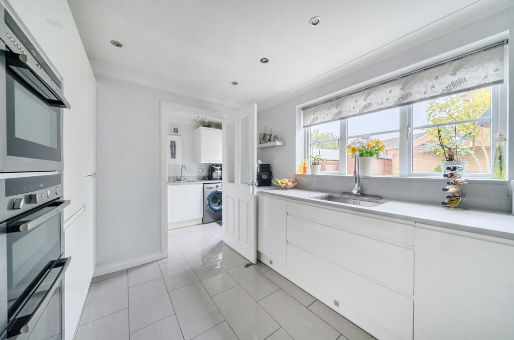 1369298-4-68f1083...