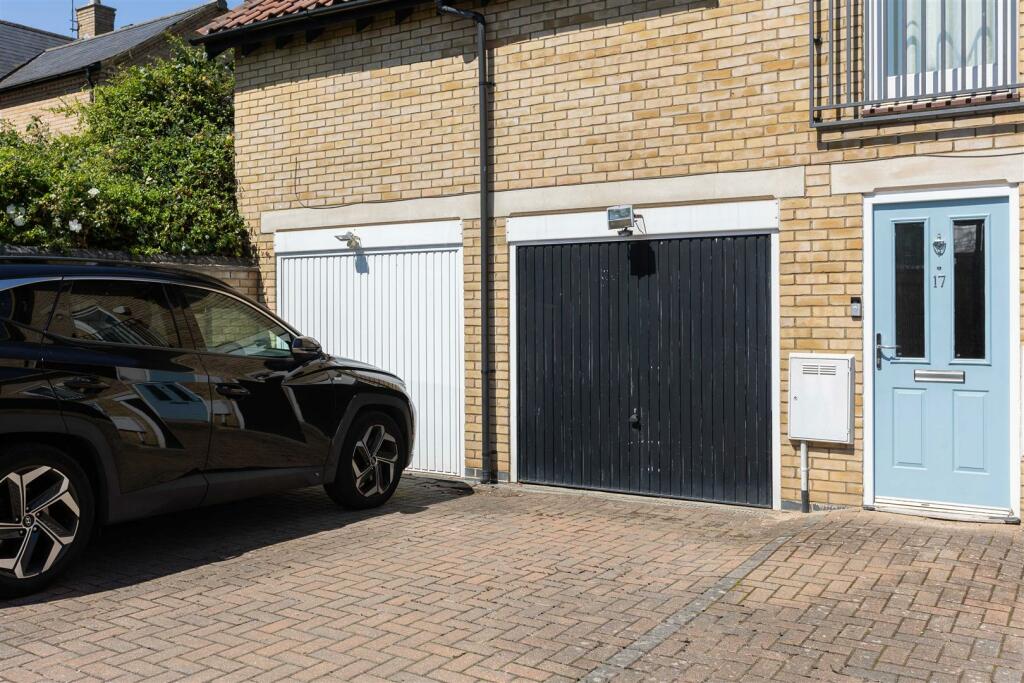 Garage plus parking