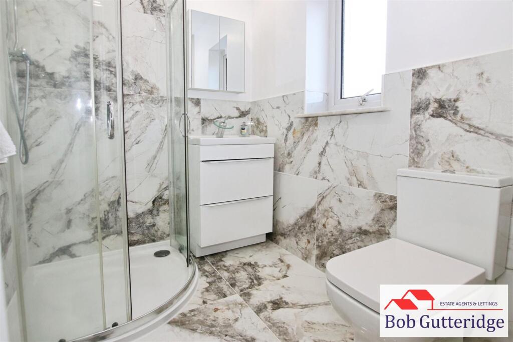 LUXURY FIRST FLOOR SHOWER ROOM