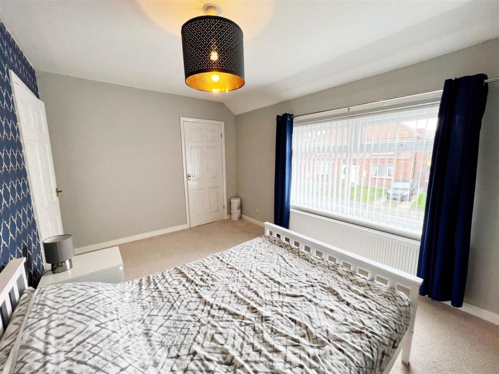 Bedroom 1 pic 3.jpg