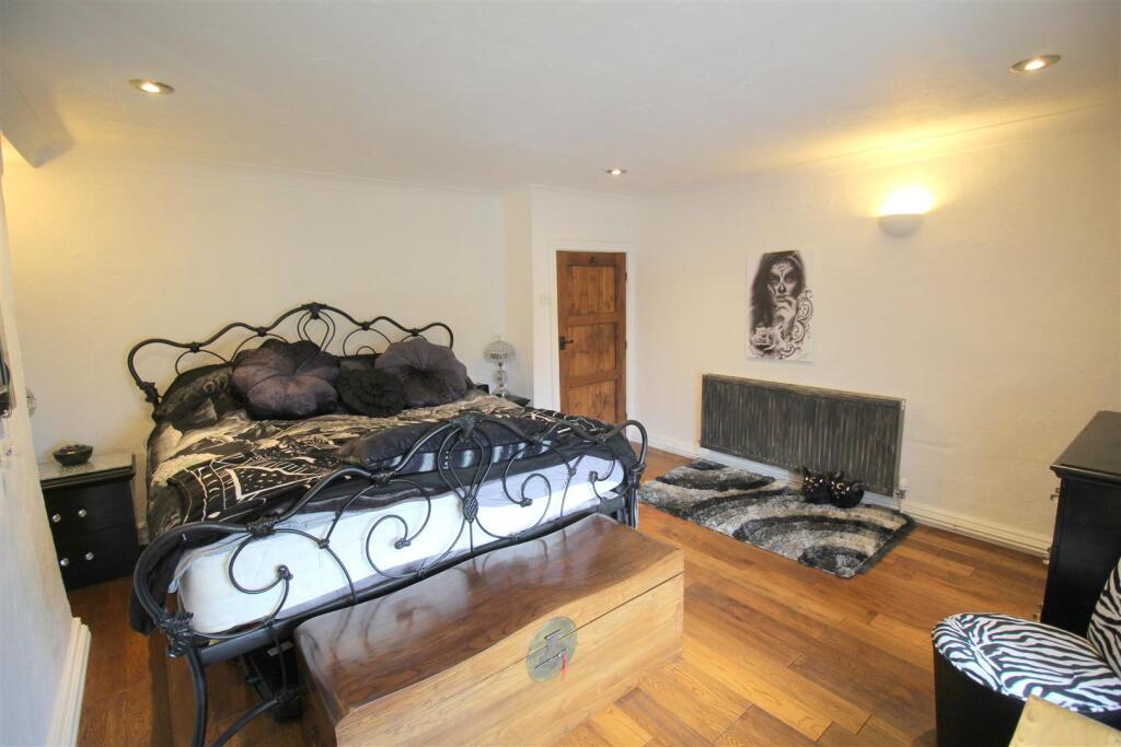 Leach Lodge Farm main bed 2.JPG