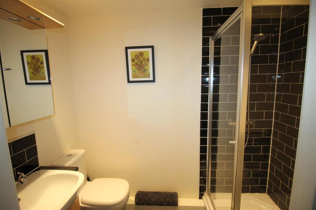 Elizabeth Court, En-Suite.JPG