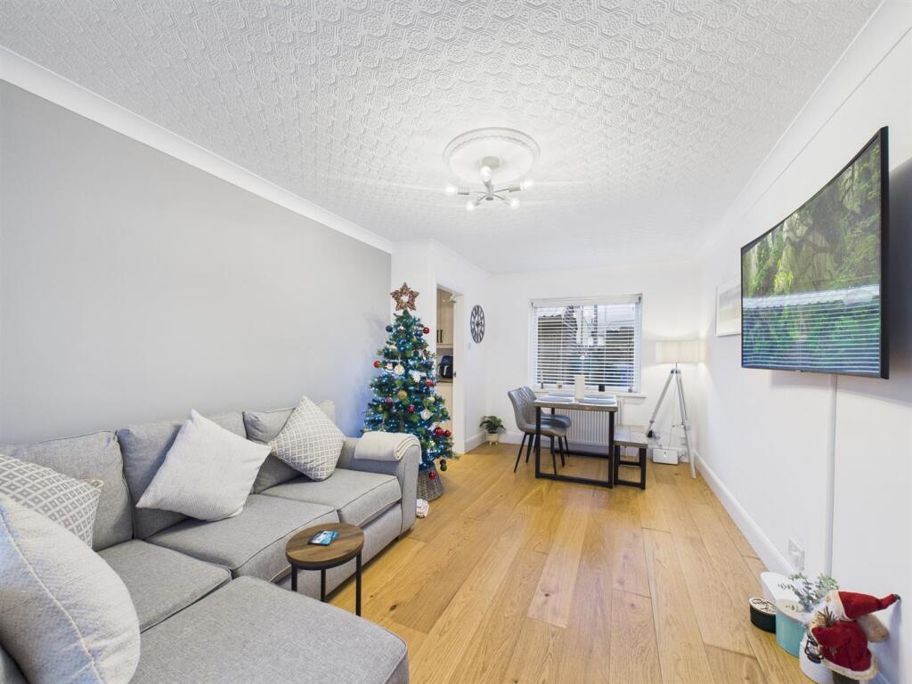 LOUNGE/DINING ROOM