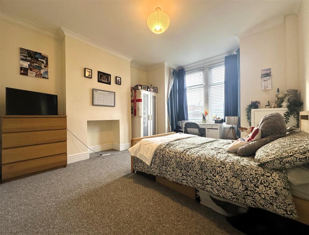 Bedroom 1.jpg