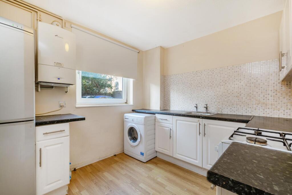 Flat 2, 35 Westwood Hill, SE26 6NY-4.jpg