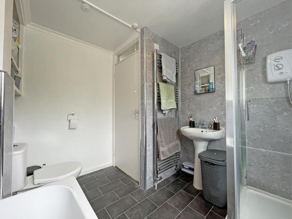 Dudley Gardens 19 NEW Bathroom 2.jpg