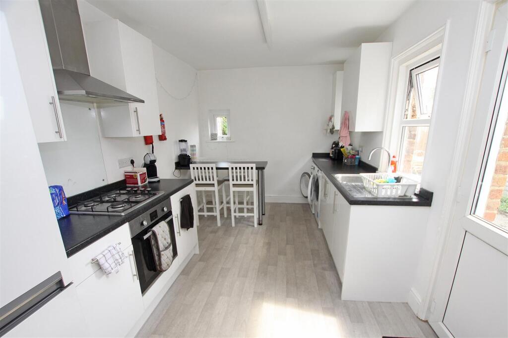 Kitchen a.jpg