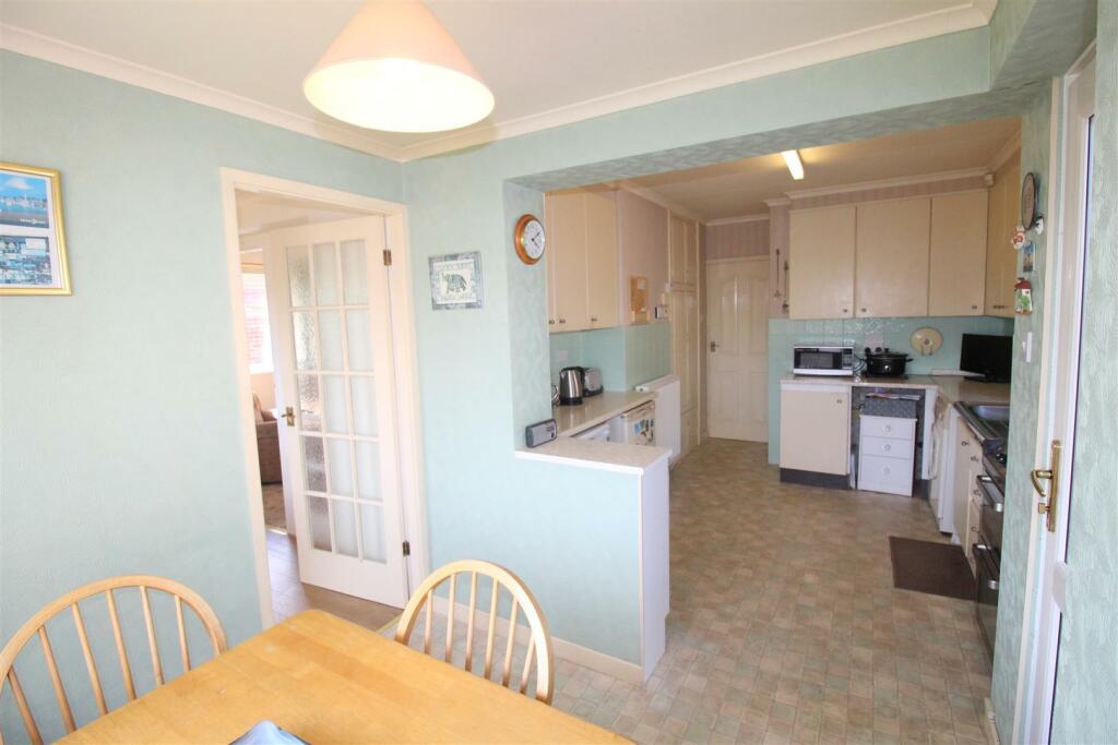 Clive Ave, 31 Kitchen 1.JPG