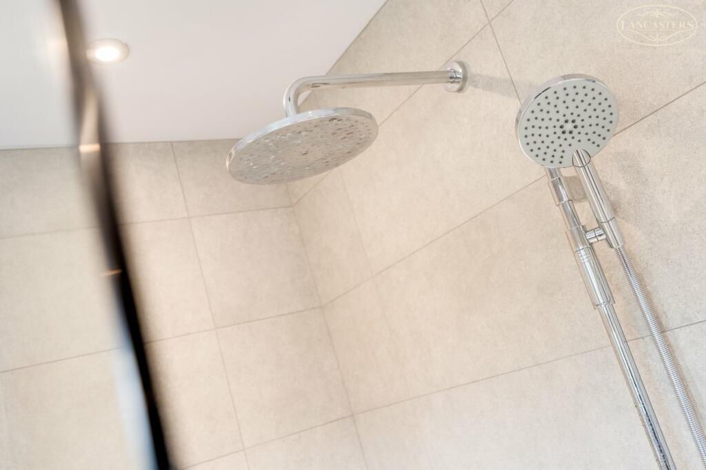 Master bedroom en suite 