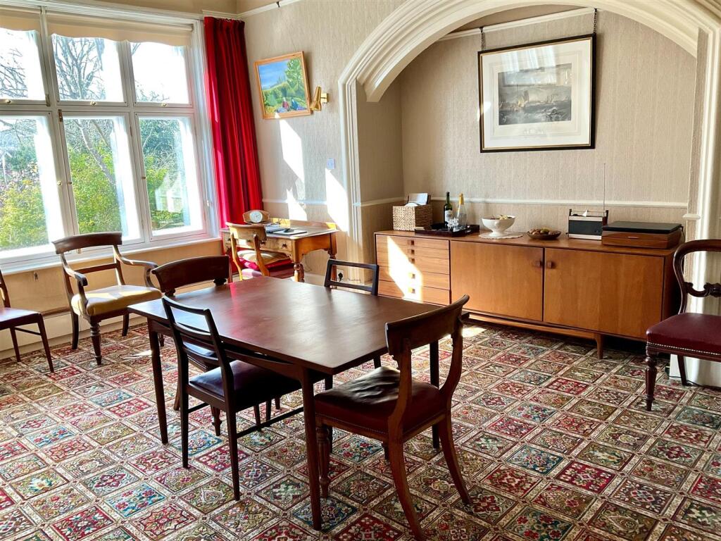 Dining Room pic6.jpg