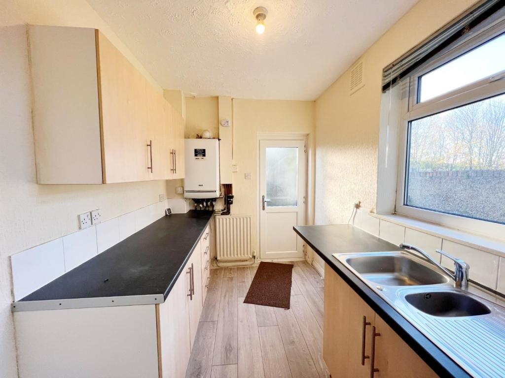 Kitchen 1.jpg