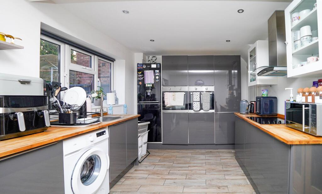 Kitchen/ Dining Room