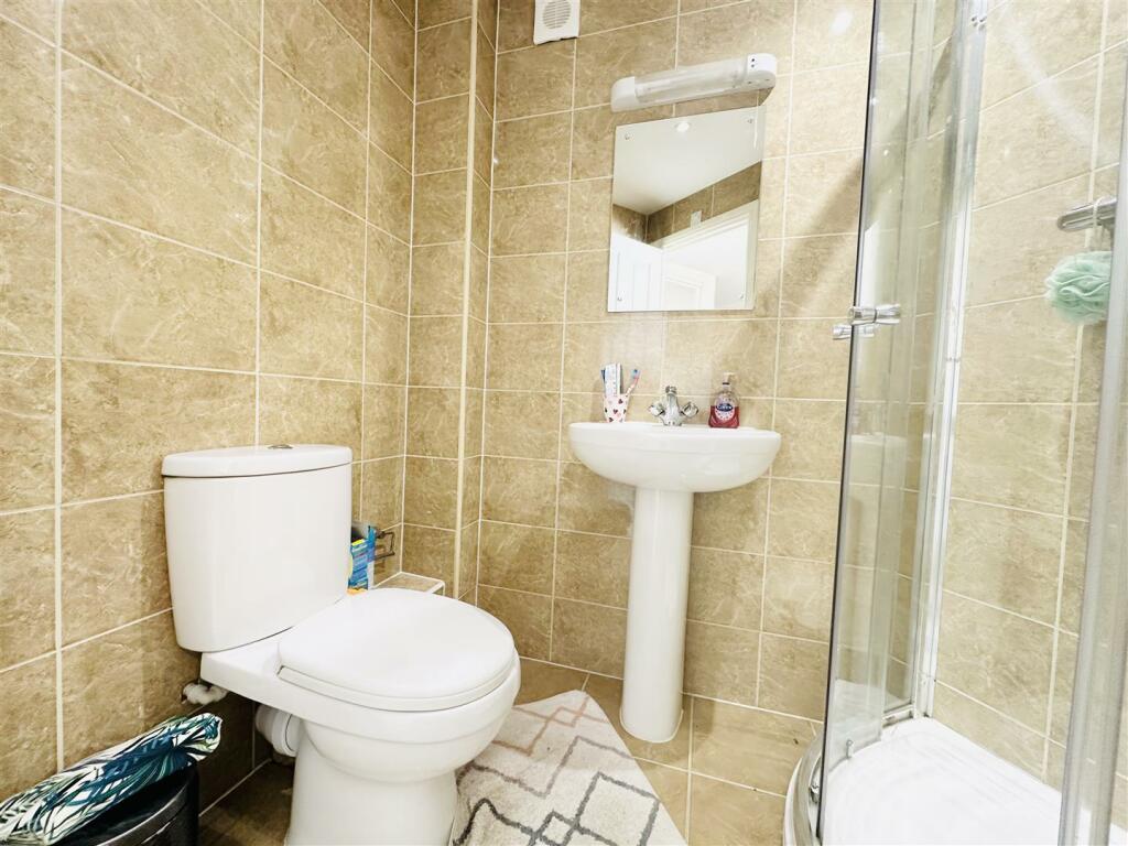 En suite to bedroom 2