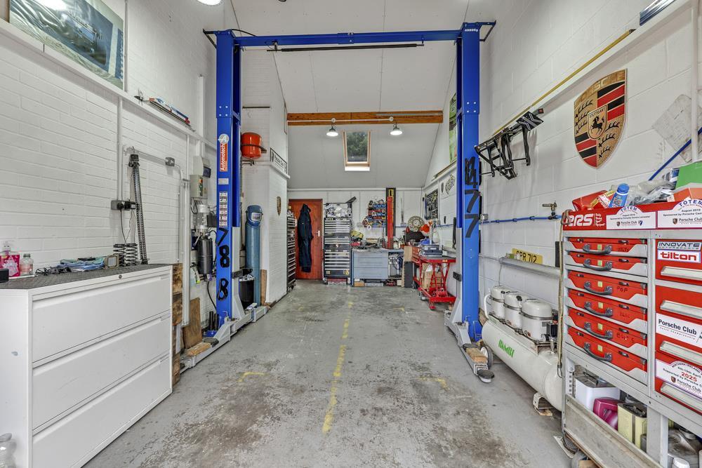 GARAGE/WORKSHOP