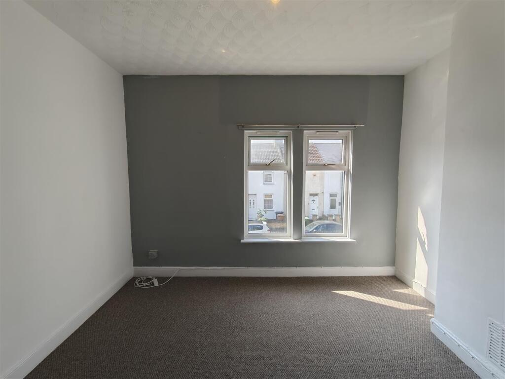 Bedroom 1.jpg