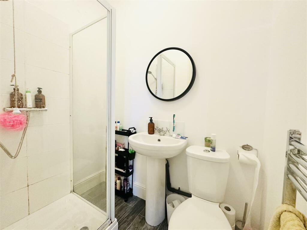 En suite to bedroom 4