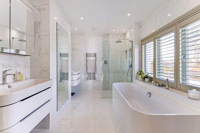 luxury en-suite bathroom