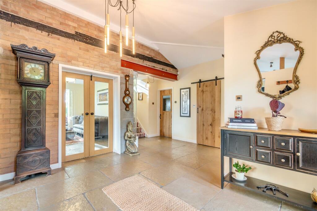 8608791-interior15.jpg