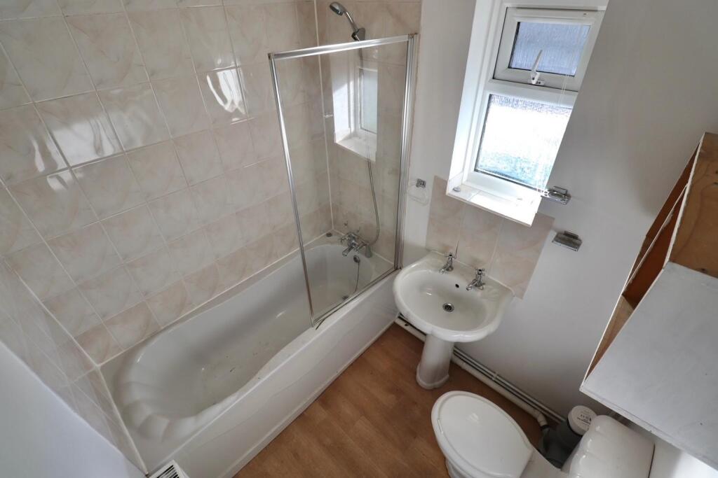 46 park drive bathroom.jpg
