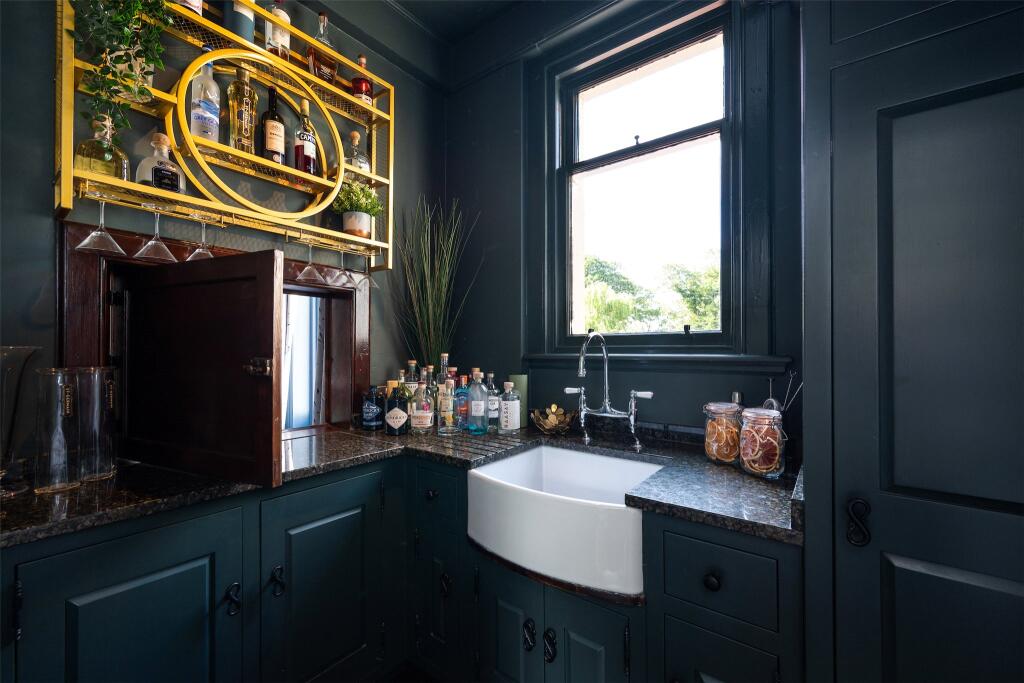 Butler&#39;s Pantry/Bar