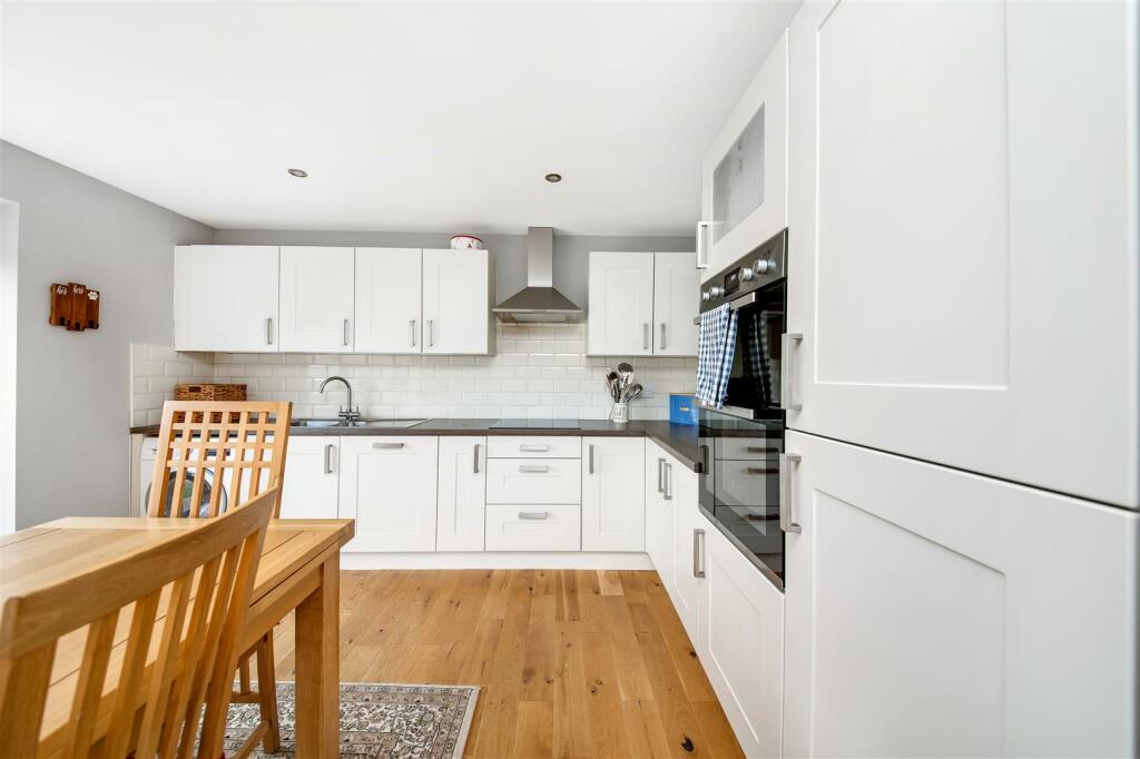 OPEN-PLAN DINING KITCHEN