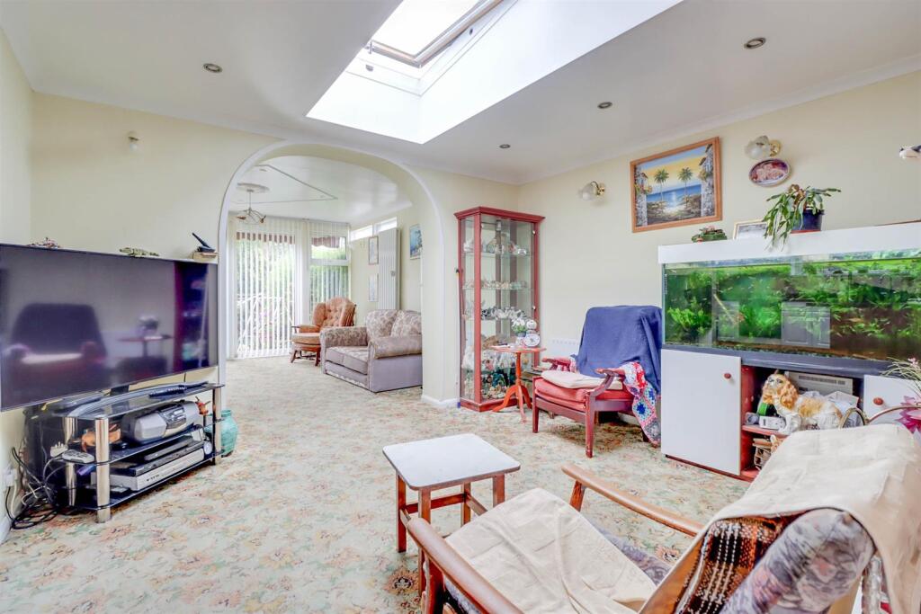 17 WAVERLEY CRESCENT-12.jpg