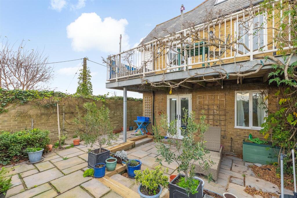 Island Wall, Whitstable