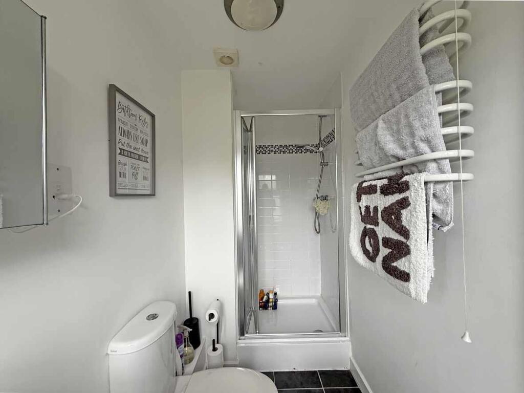 Junction Gardens 100 - En-Suite 2.jpg