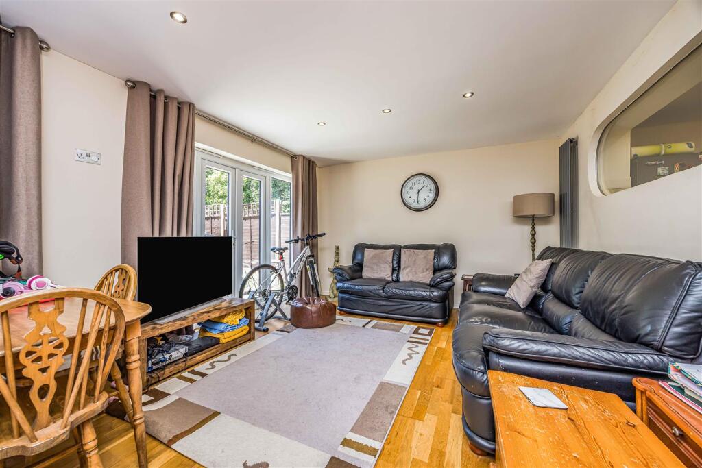 99 Church Road, Hayling Island-Small-PorticoMarket