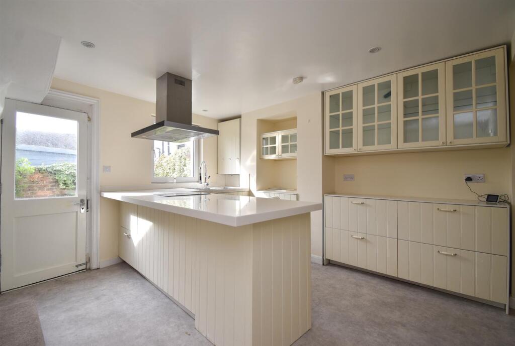 Eat-in kitchen