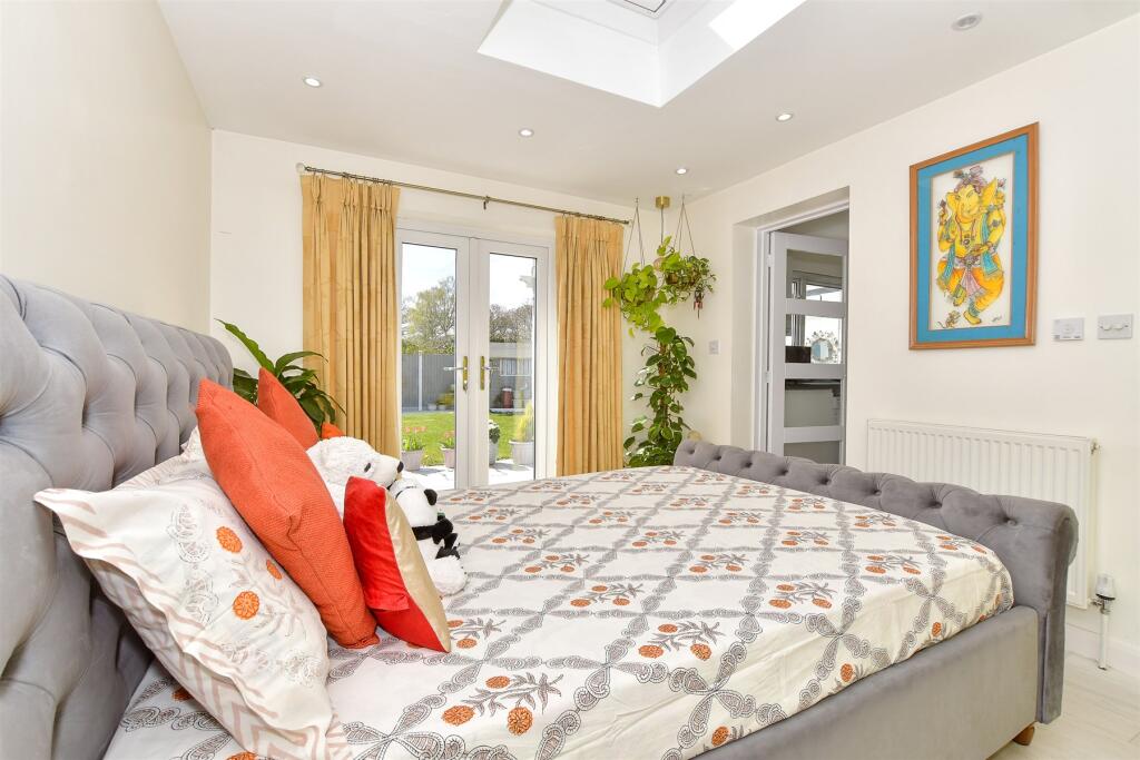 Bedroom/ Living Room