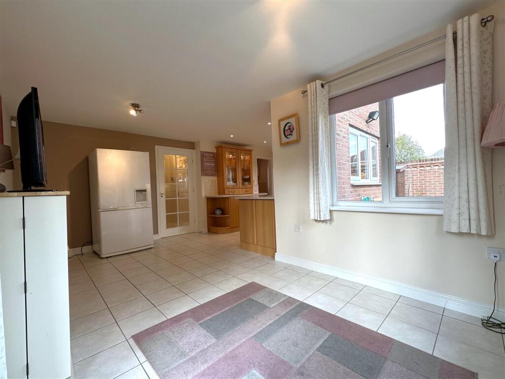 Living/Dining Space 325