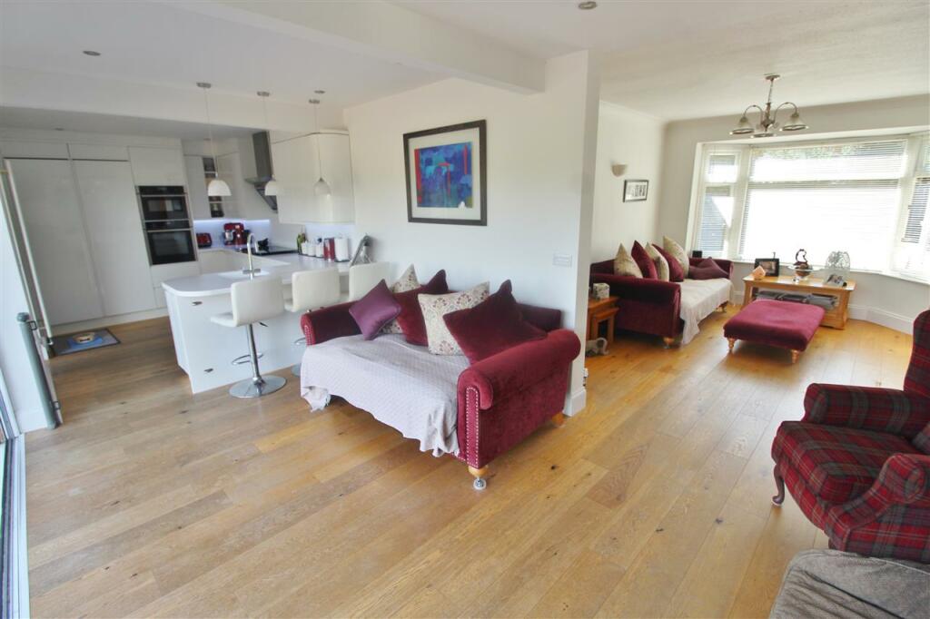 DINING/KITCHEN AREA