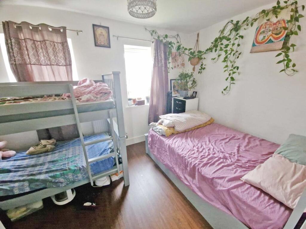bedroom1.jpg