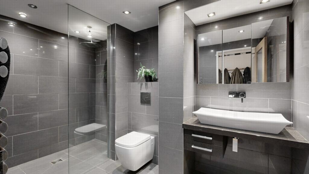 Apartment shower room