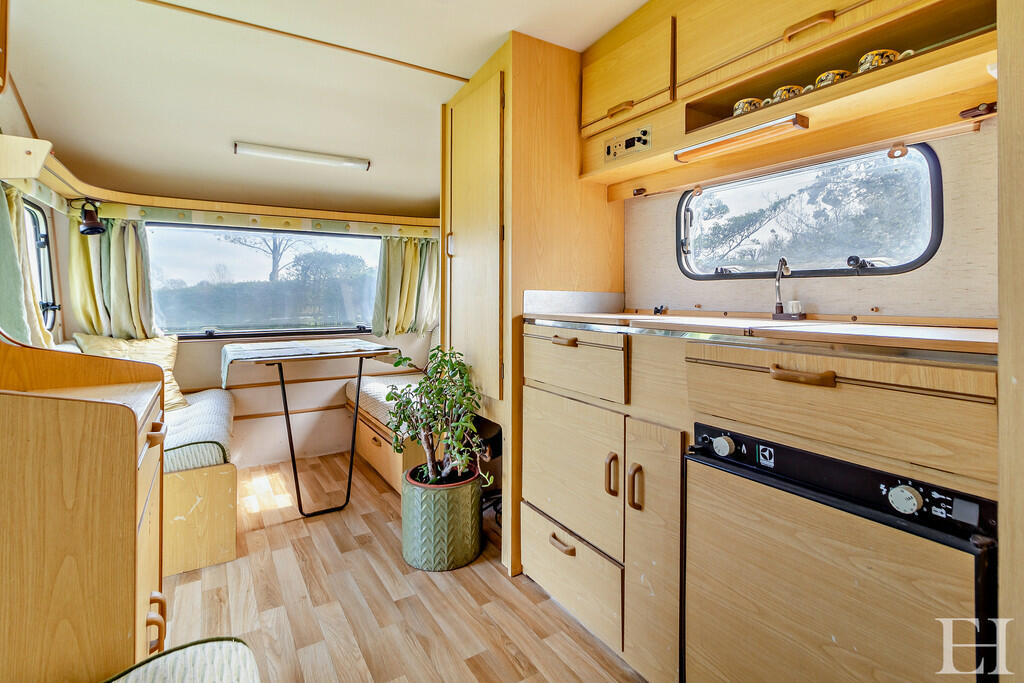 8586774-interiorw...