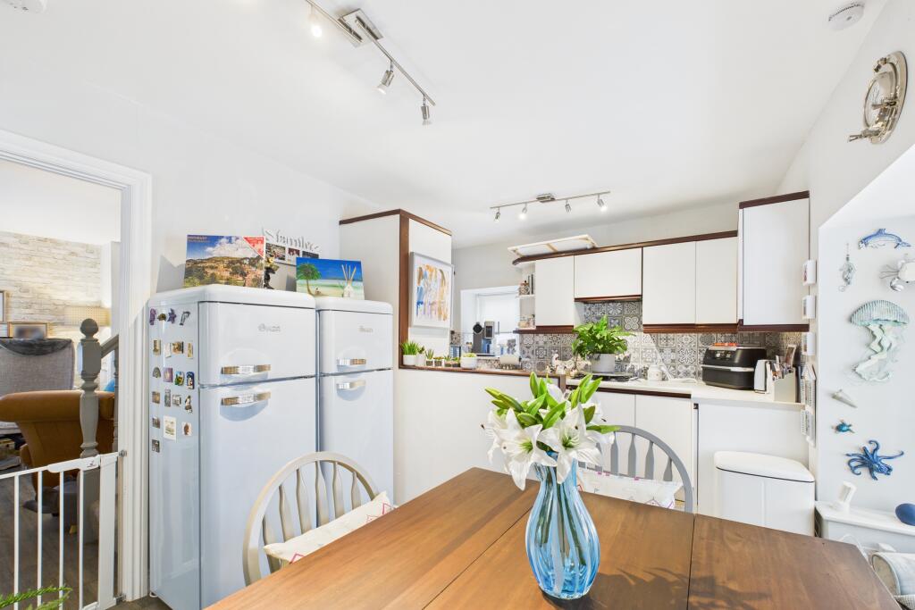 CAM04201G0-PR0125-STILL026