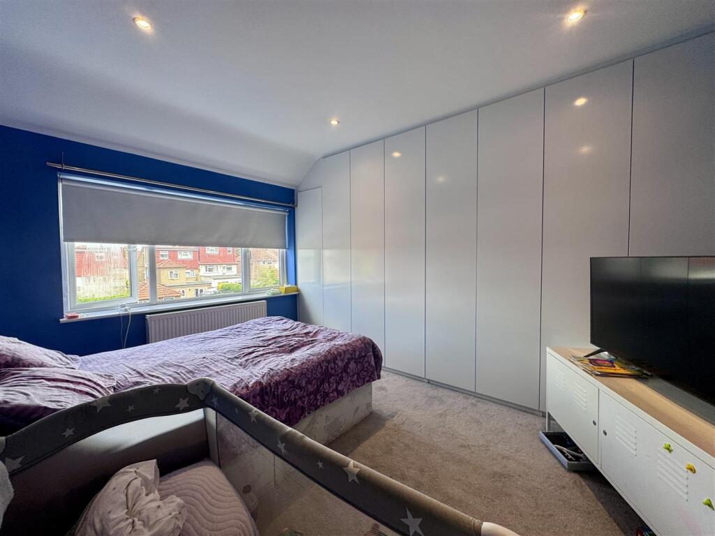 Bed 2.jpg