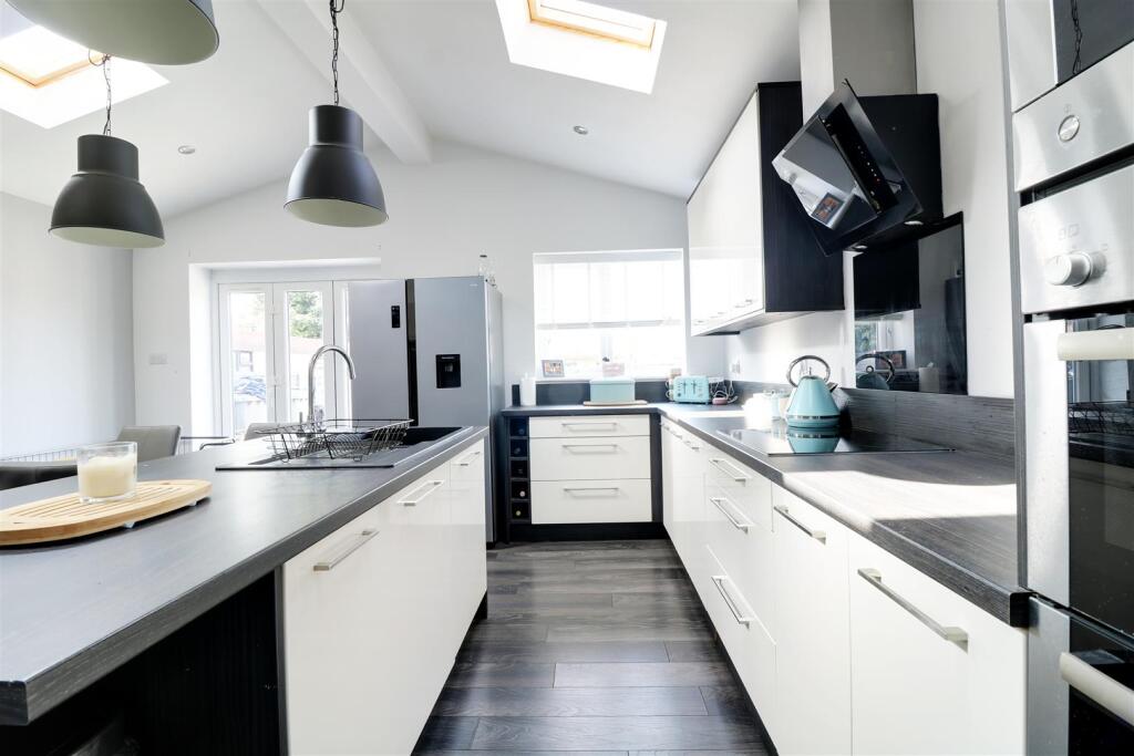 MAIN KITCHEN DINER measuring